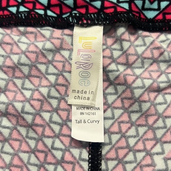P13- NWOT LuLaRoe Red Blue Geo Print Leggings TC: Tall Curvy (12-18) Never Worn - Picture 6 of 10
